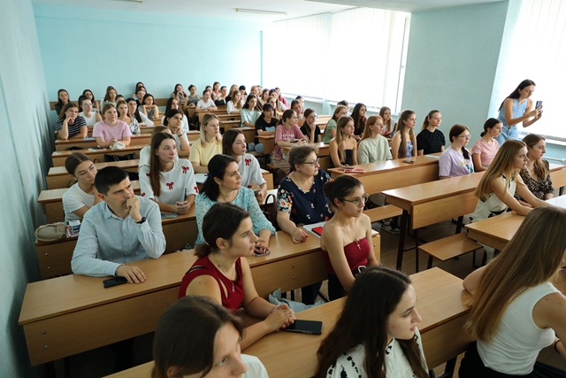 Студенти та викладачі факультету філології і журналістики.JPG